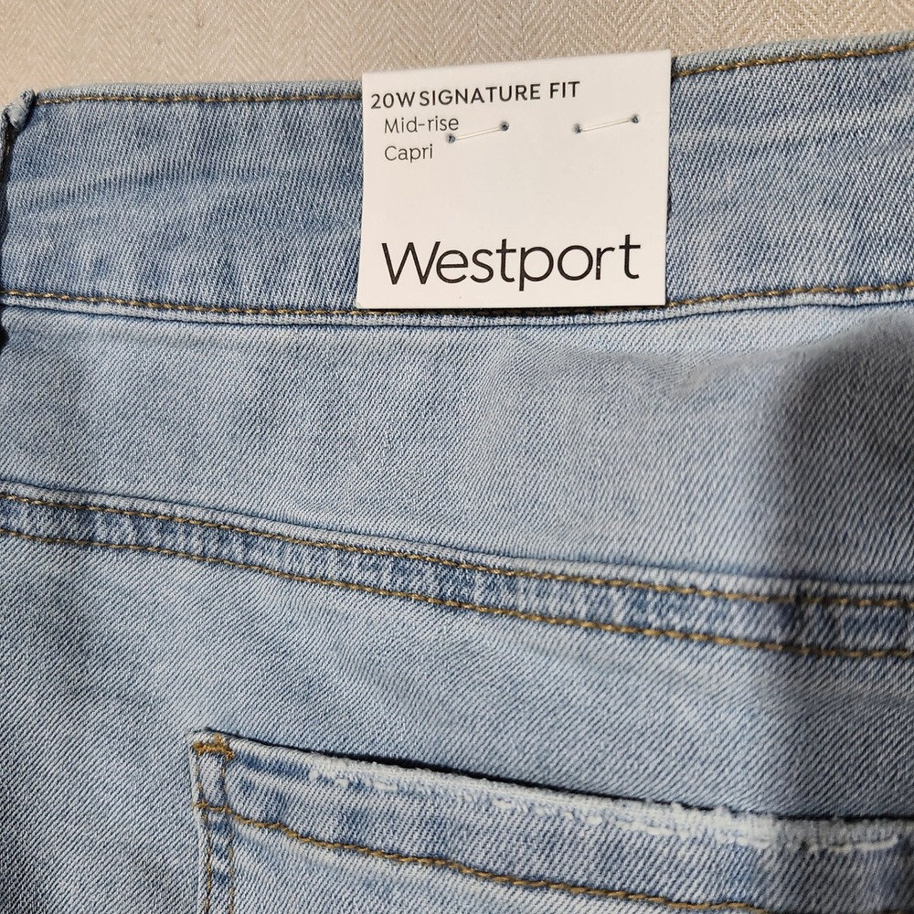Westport 1962 Womens 20W Signature Fit Mid Rise Capri Jeans Light Wash Denim NWT